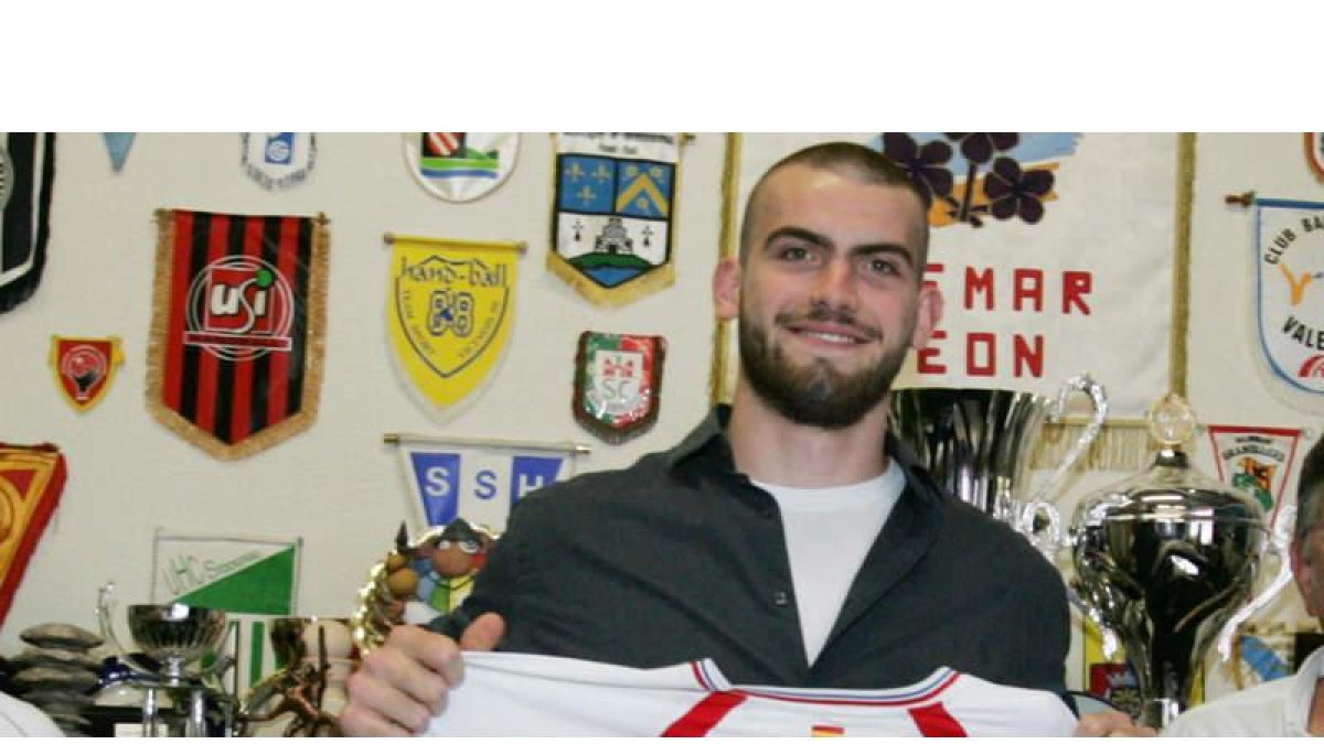 El pivote brasileño fichado por el Ademar fue presentado ayer oficialmente en las oficinas del club leonés.
