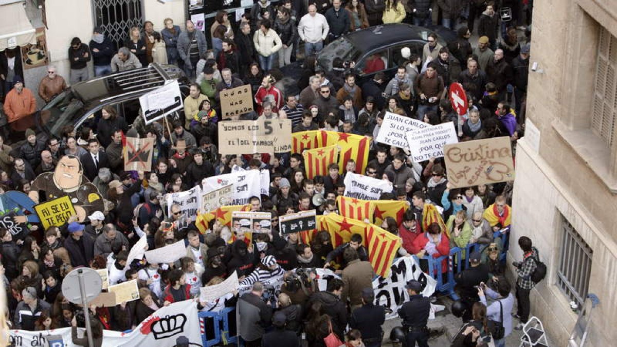 Los manifestantes, con pancartas y banderas independentistas, a la puerta del juzgado.