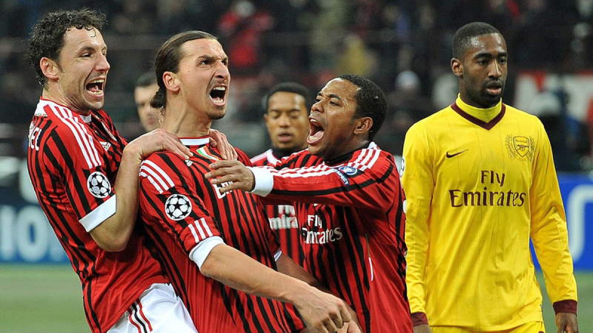 Ibrahimovic celebra con sus compañeros su gol ante el Arsenal.