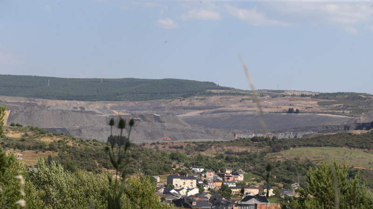 Vista de la Gran Corta de Fabero. L. DE LA MATA