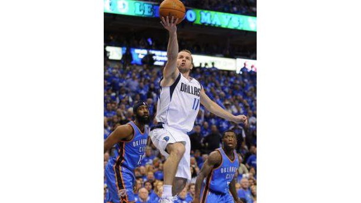 Barea intenta una bandeja ante la mirada de Harden y Robinson.