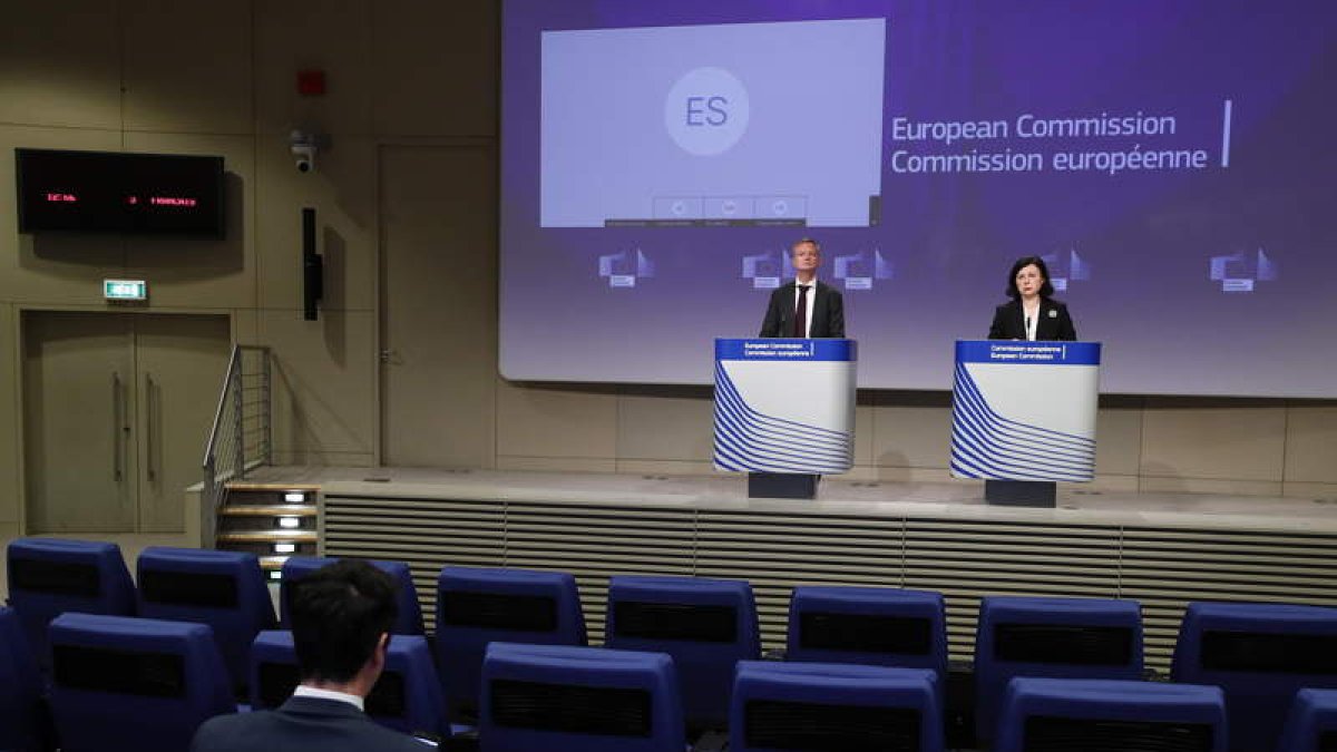 Vera Jourova (a la derecha) ayer en Bruselas, en rueda de prensa. FRANCOIS LENOIR