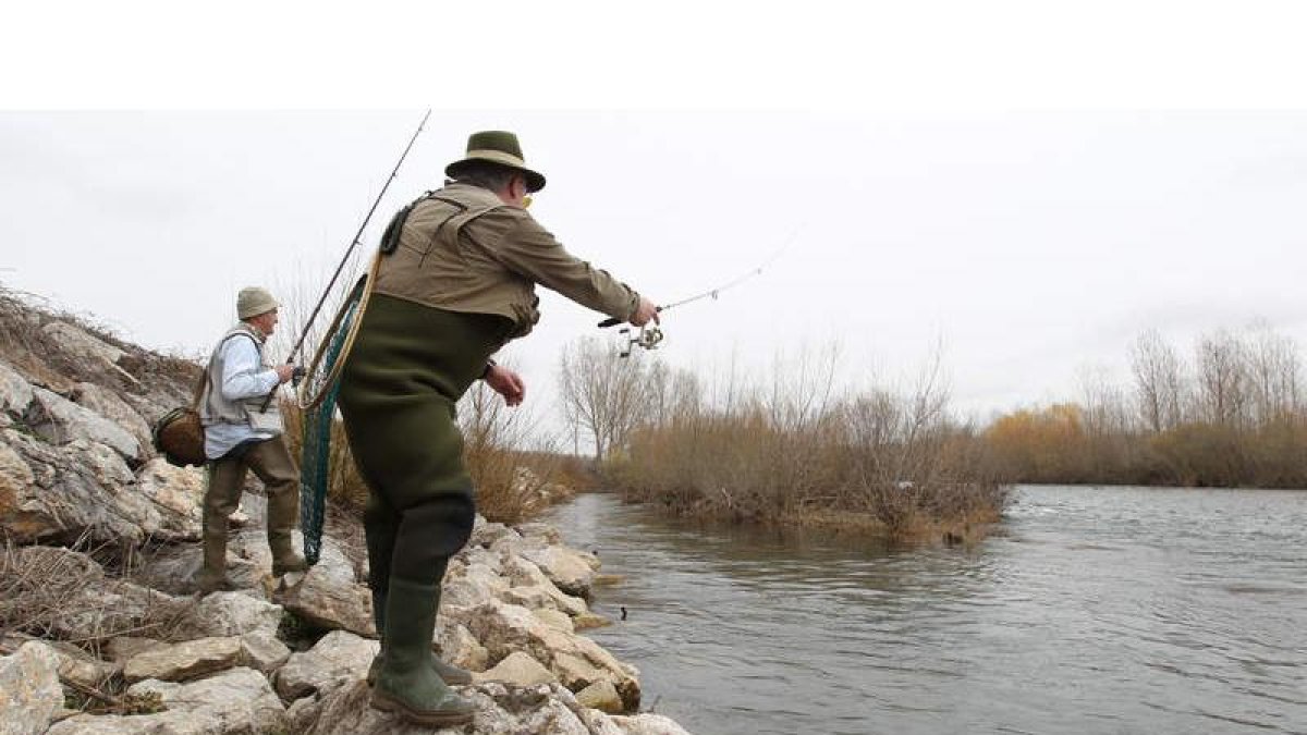 Gonzalo Beltrán y Domingo Yañez en la primera jornada de la temporada de pesca en el coto de Sardonedo.
