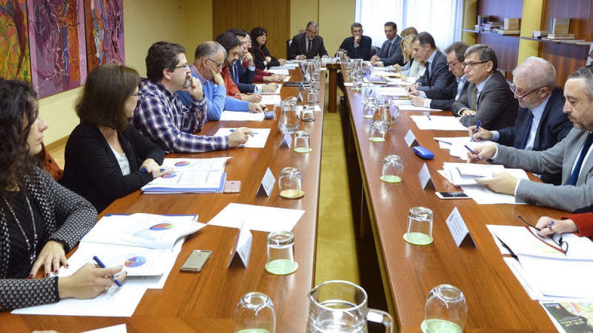 Un momento de la reunión, presidida por De Santiago Juárez, en Valladolid. NACHO GALLEGO