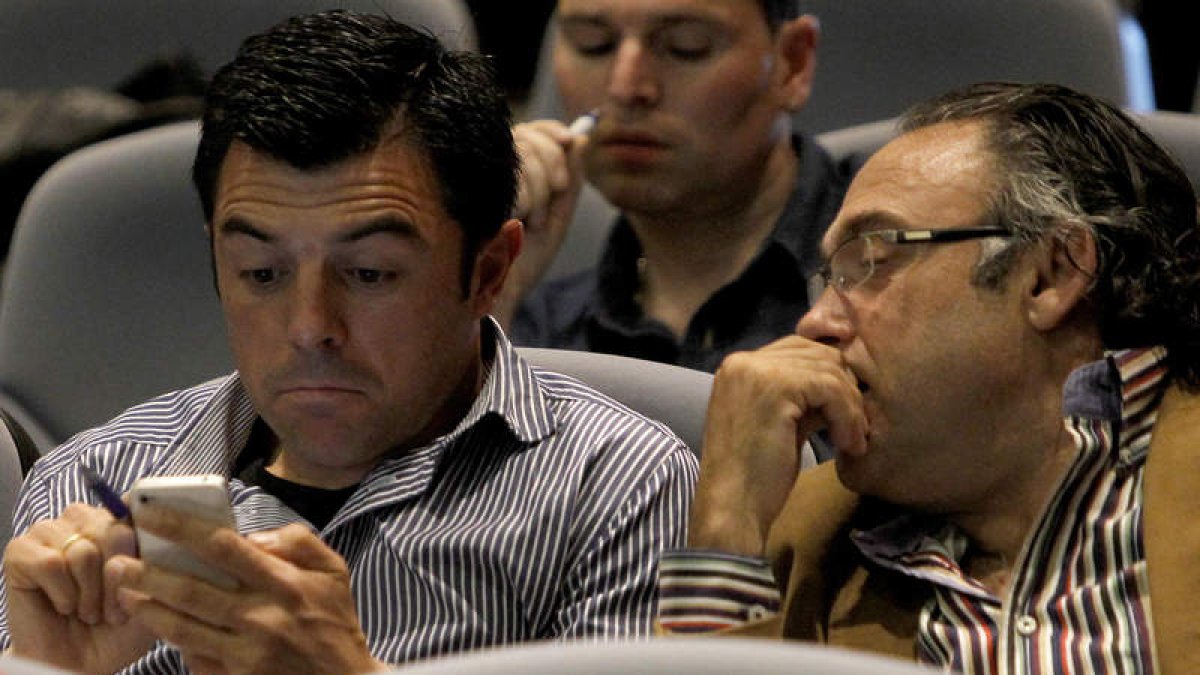 Luis Cembranos, a la izquierda, recibió el dinero adeudado por la Cultural. En la imagen, junto a Felipe Llamazares. RAMIRO