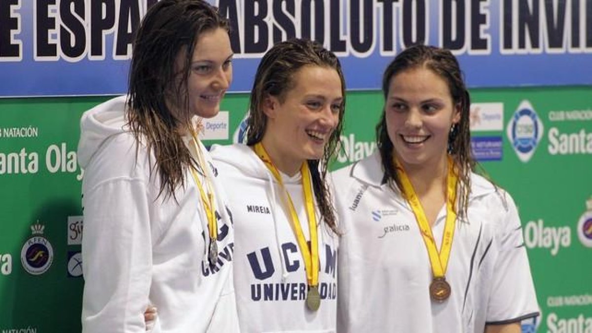 Mireia Belmonte, entre Melani Costa y María Vilas, esta pasada semana en Gijón.