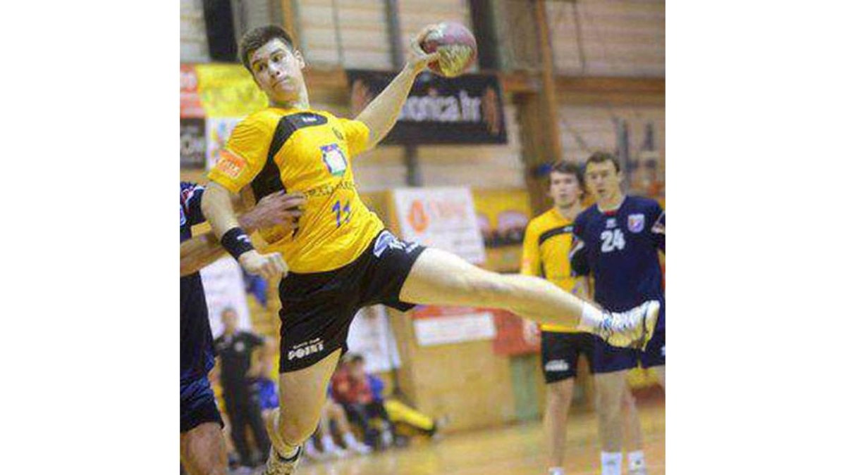 Denis Tot en una acción con su equipo, el RK Dakovo