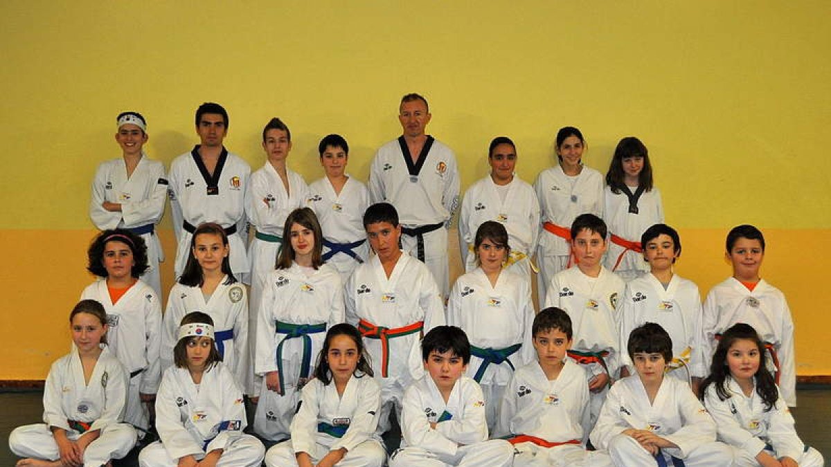 Los integrantes del Club Coyanza que tomaron parte en la exhibición realizada.