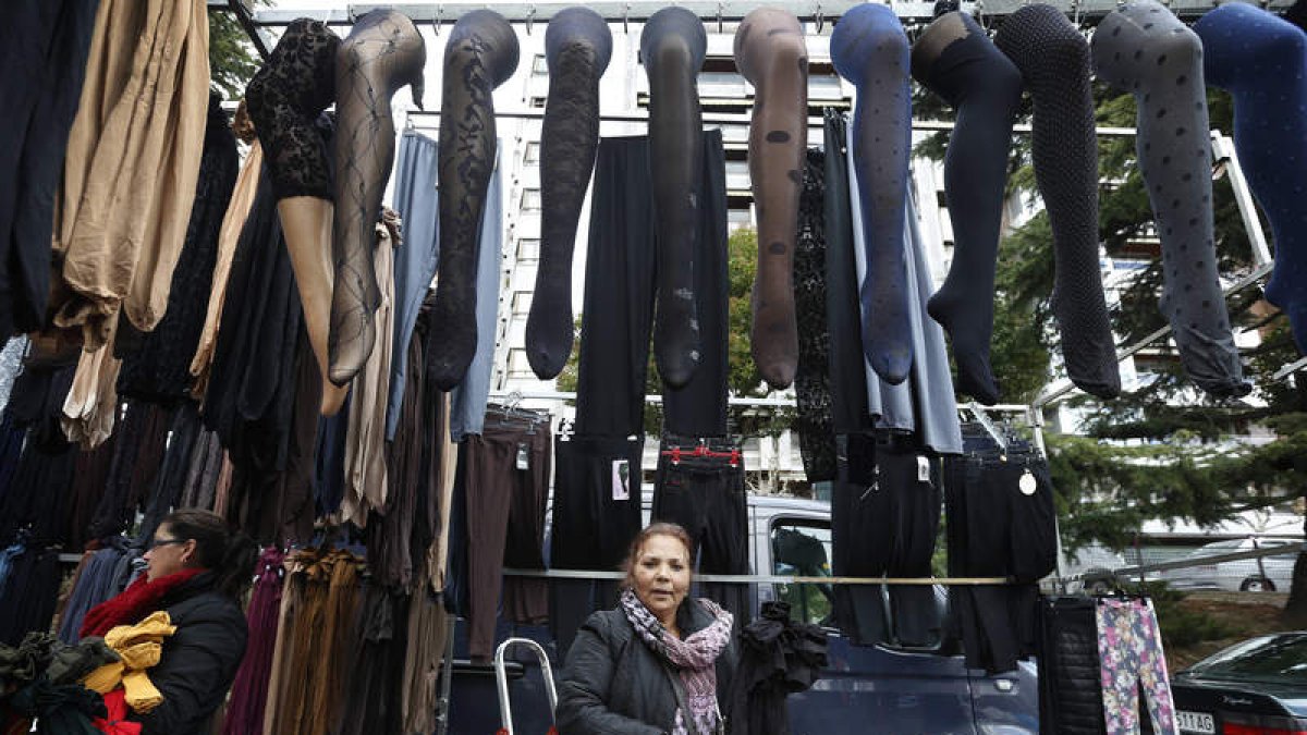 Elena Jiménez ocupa el puesto 63 dentro del rastro dominical. Es una de las diez vendedoras que vieron nacer este mercadillo hace casi 30 años. JESÚS F. SALVADORES