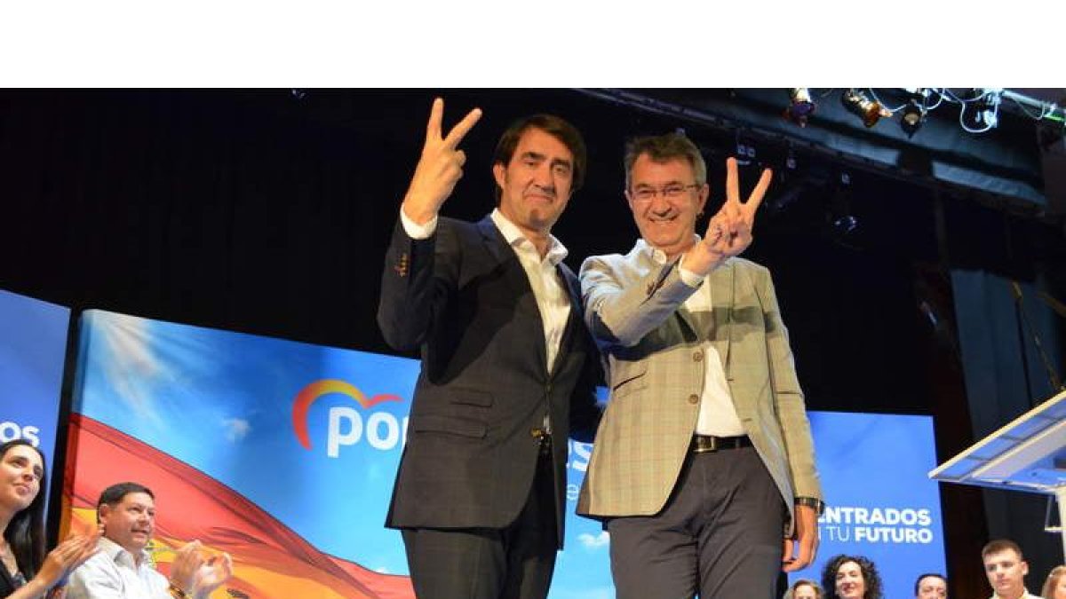 Suárez Quiñones y Martínez Majo, ayer durante el transcurso del mitin del PP en Valencia de Don Juan. MEDINA