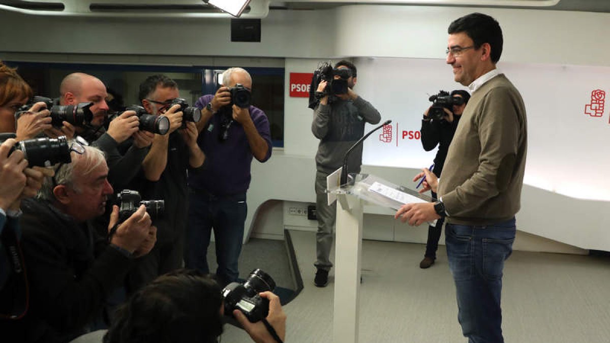 El portavoz de la comisión gestora del PSOE, Mario Jiménez, durante la rueda de prensa de ayer. J.J.G.
