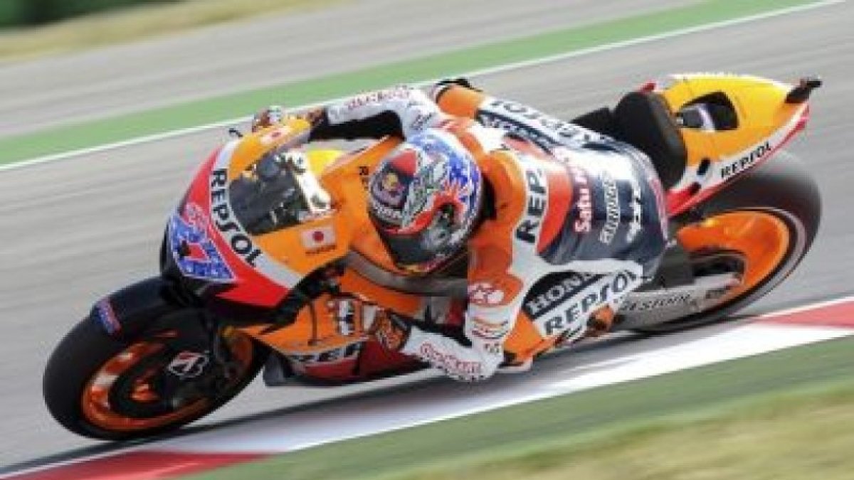 El piloto de Honda, Casey Stoner, durante los entrenamientos libres este sábado en el circuito italiano de Misano.