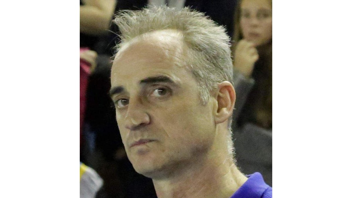 El lateral del Abanca Ademar Álex Costoya intenta sobrepasar al defensor del Barcelona Thimothey N’Guessan. SECUNDINO PÉREZ