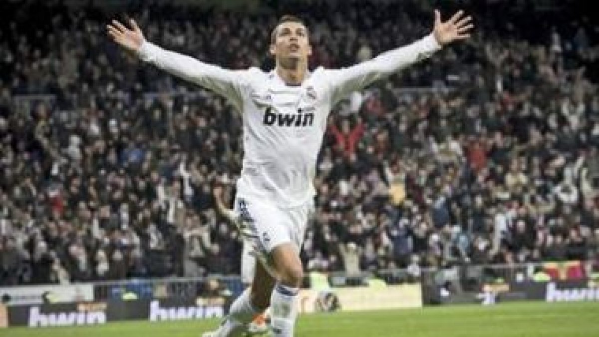 Cristiano Ronaldo, celebra uno de los goles que consiguió ayer ante el Valencia.