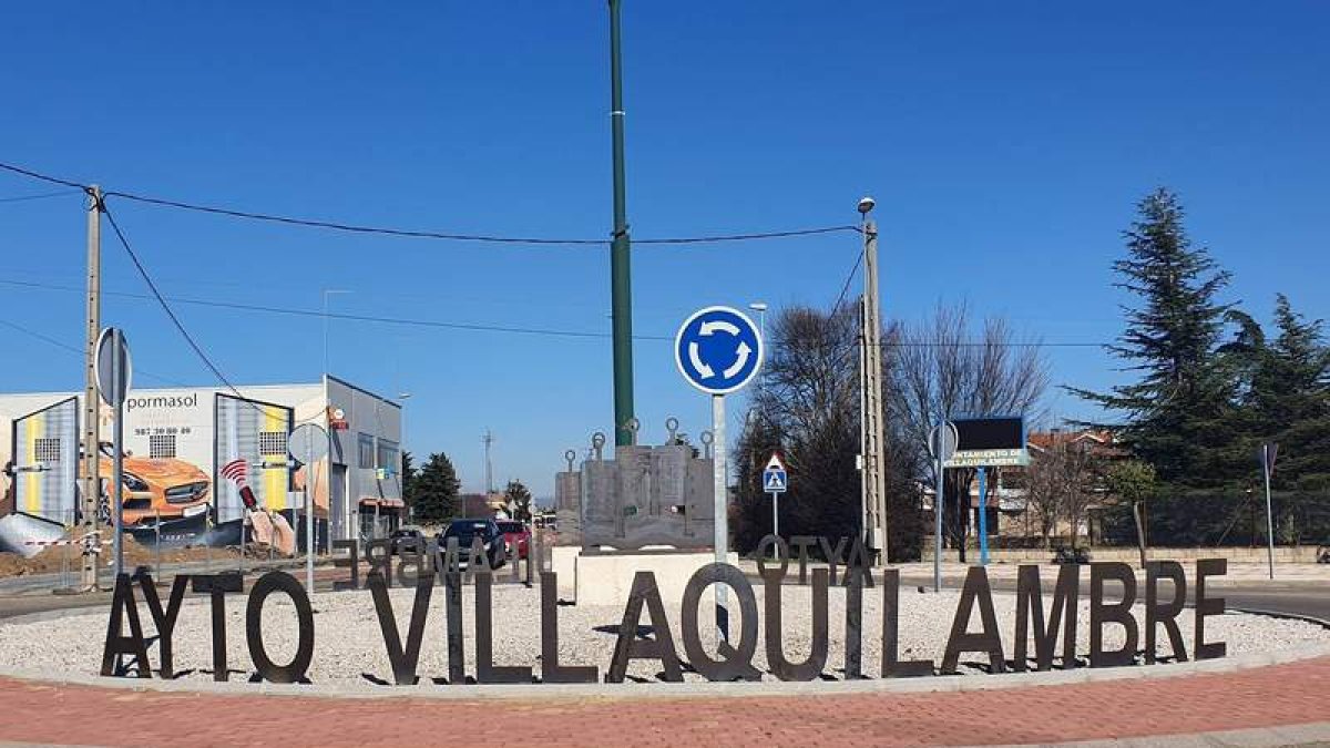 Detalle del escudo y las letras de Villaquilambre en la rotonda de la N-621. DL