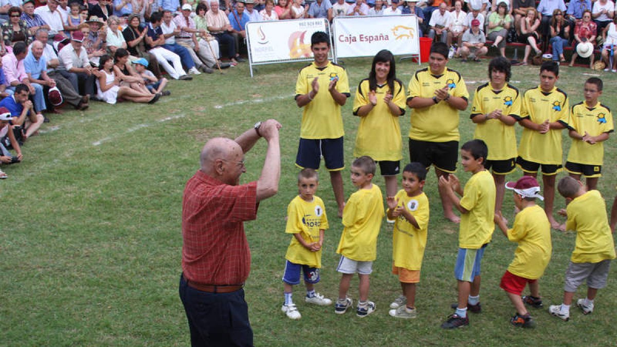 El corro de su tierra homenajeaba en 2008 a Benigno.