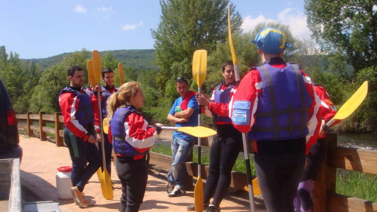 El pack del fin de semana, que puede costar 160 euros aproximadamente, incluye actividades como el kayak junto al alojamiento y la cena.