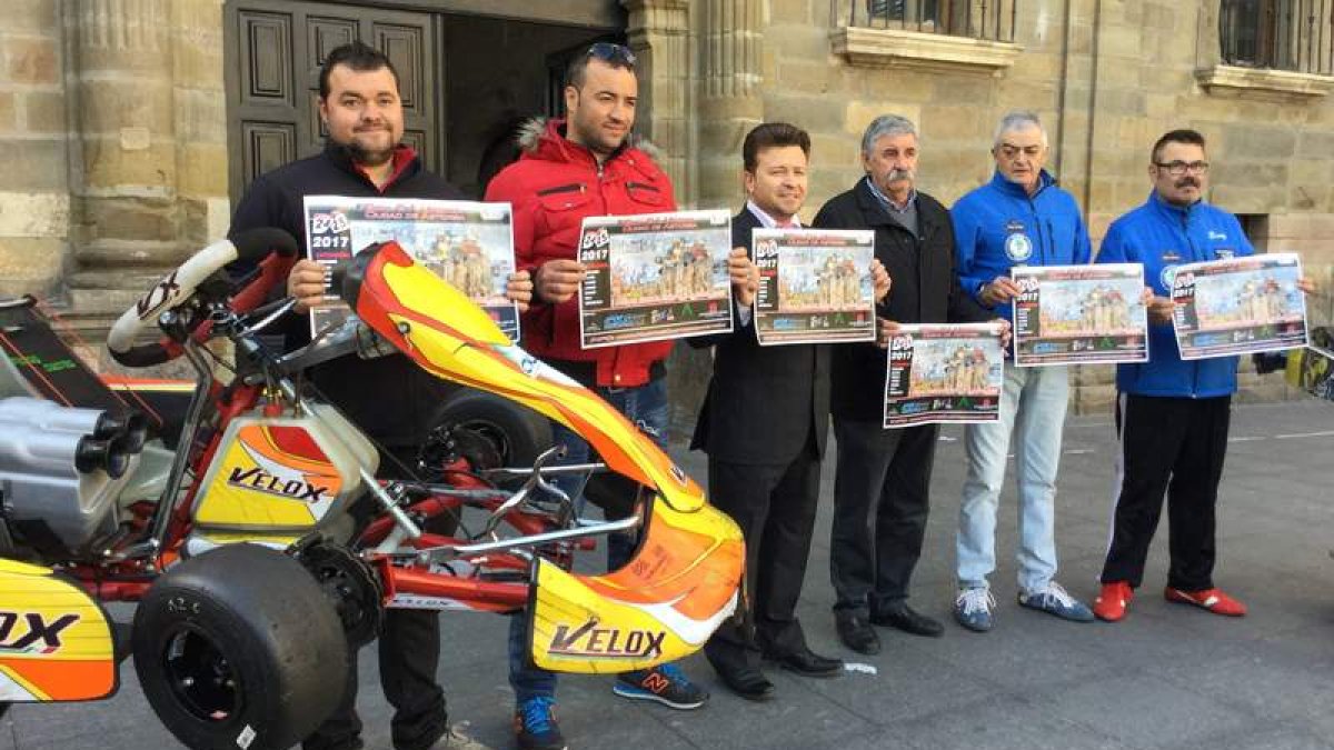 Momento de la presentación de la carrera de karting. DL