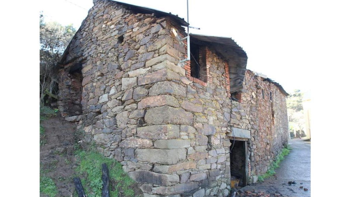 La casa donde la familia guardaba la matanza, calcinada.