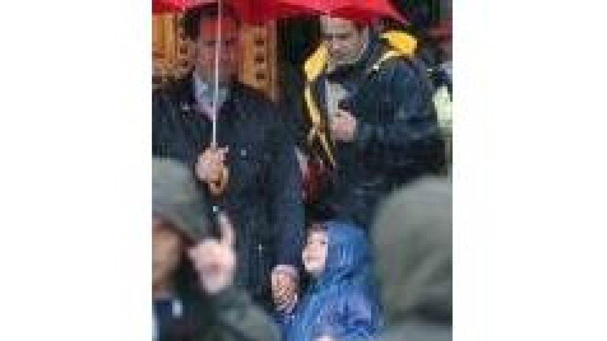 Froilán, el hijo de la infanta Elena, mira la lluvia en Santiago