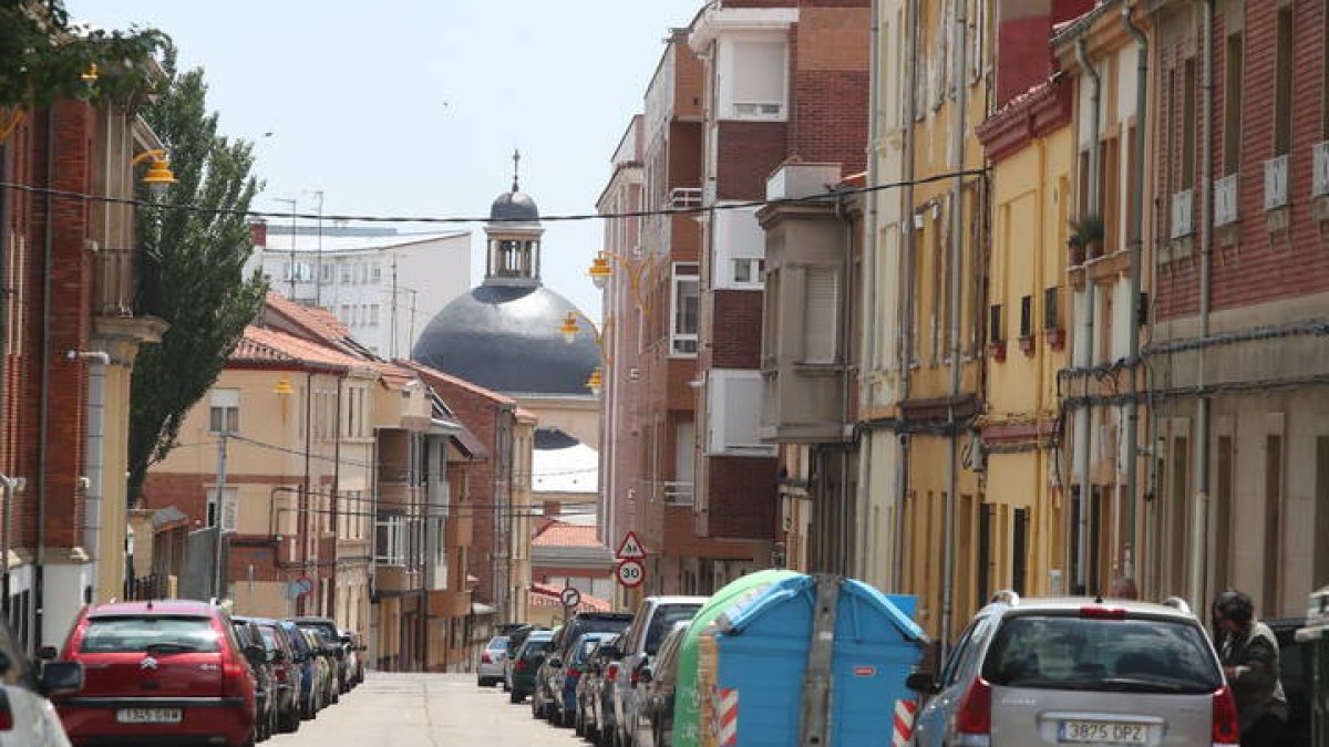 La barriada leonesa de San Esteban es definitivamente la elegida para edificar el campo de fútbol que será el legado que deje Aspire en León. RAMIRO