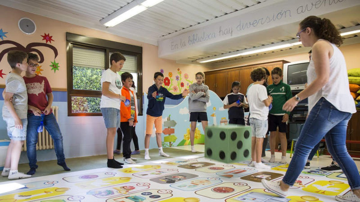 Los alumnos de Maristas, en un momento del juego de la oca financiera. F. OTERO PERANDONES