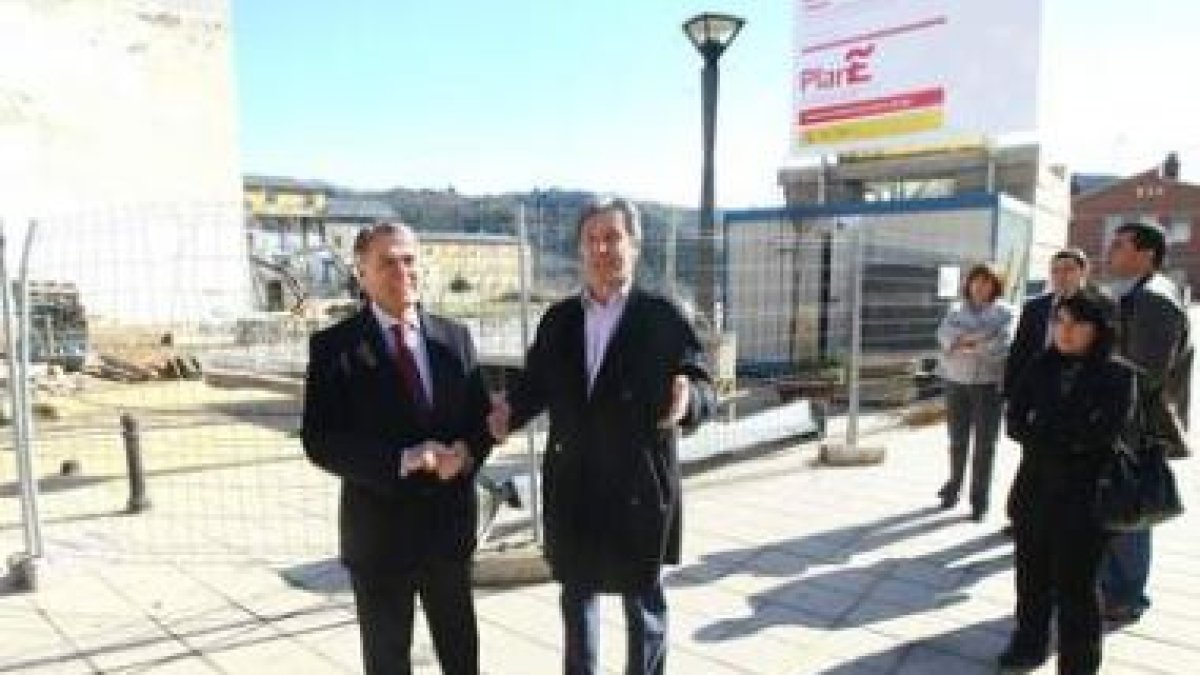 El subdelegado del Gobierno, Francisco Álvarez, visitó las obras con el alcalde de Toreno, Pedro Muñ