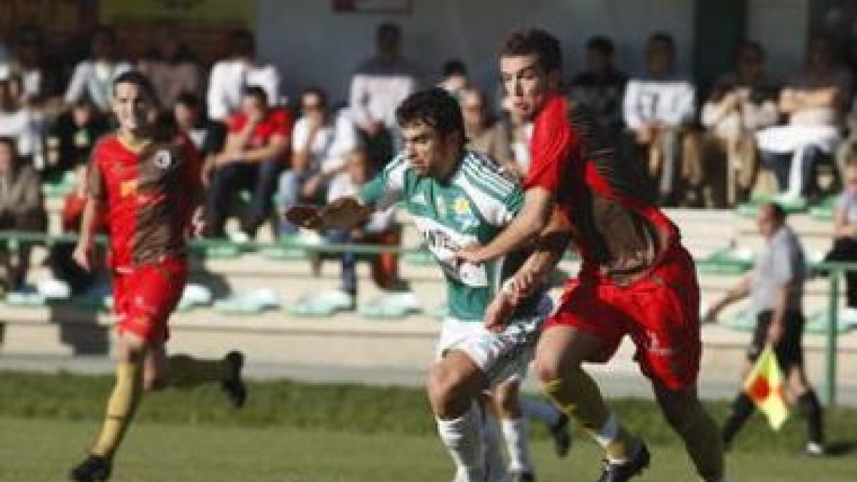 El equipo astorgano araña un punto ante el Santa Marta y le acerca un poco más al descenso.