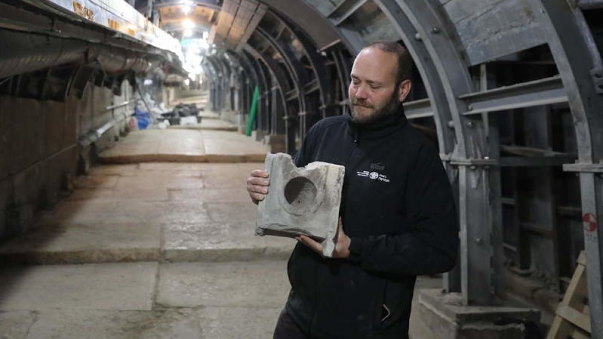 El arqueólogo Ari Levi posa con la mesa de medición de hace dos milenios.