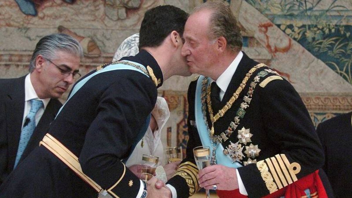El Príncipe recibe la felicitación de su padre el día de su boda