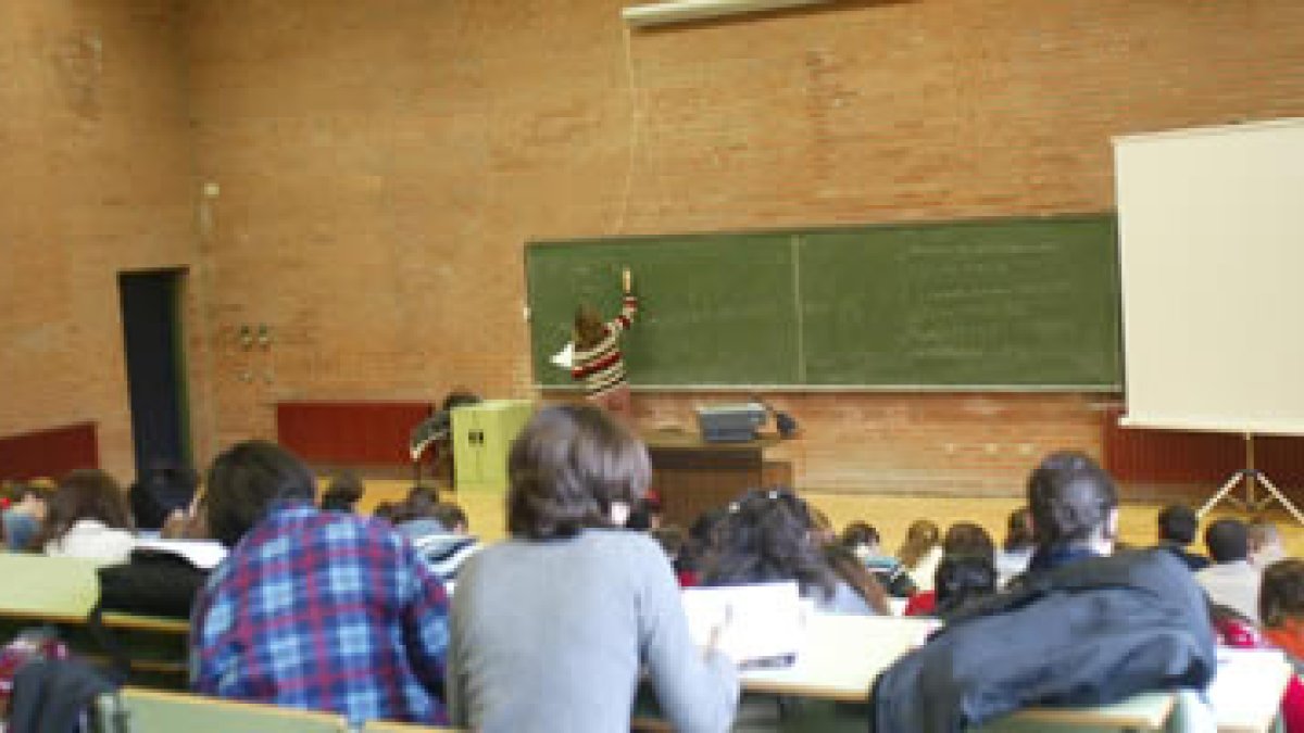 Estudiantes universitarios en un aula de la Facultad.