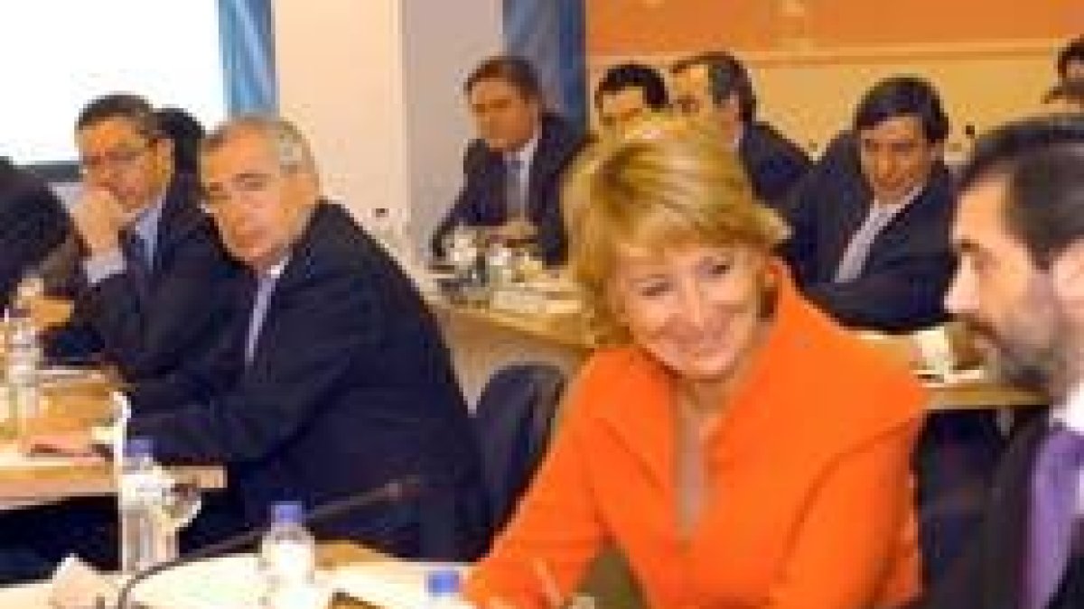 Esperanza Aguirre conversa con Jaume Matas, bajo la atenta mirada de Ruiz-Gallardón -al fondo-