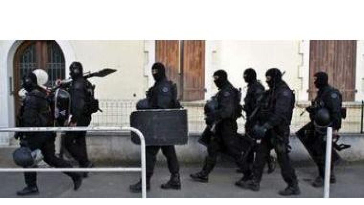 Policías franceses, durante la operación desarrollada contra ETA junto con la Guardia Civil