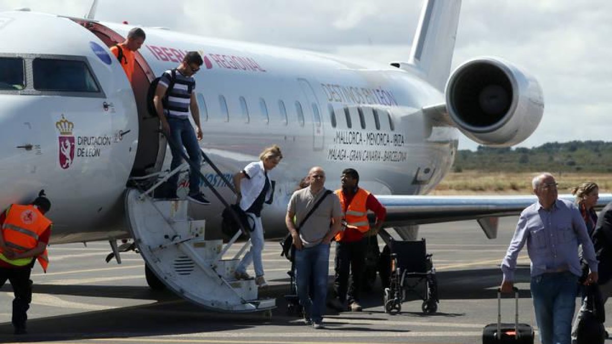Pasajeros aterrizando en el aeropuerto de León esta tarde.
