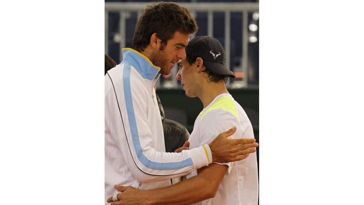 Del Potro y Nadal coincidieron ayer en la pista de La Cartuja.