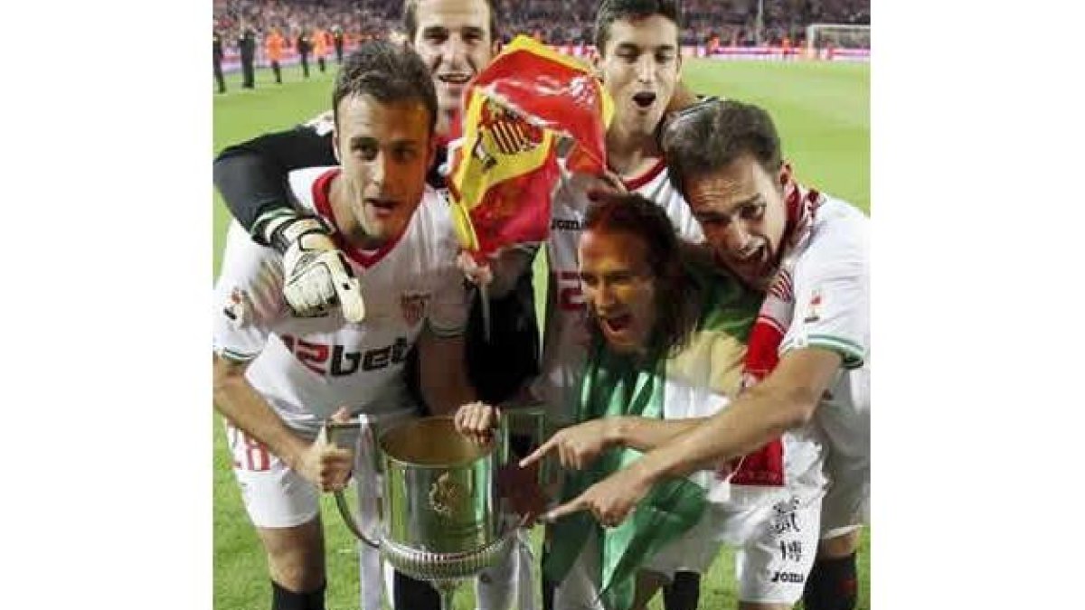 Los jugadores del Sevilla, exultantes con la copa