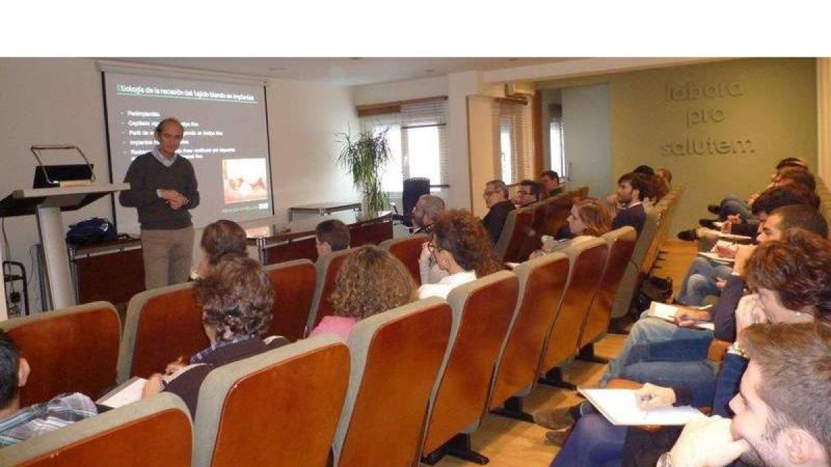 El doctor Fombellida impartió el curso.