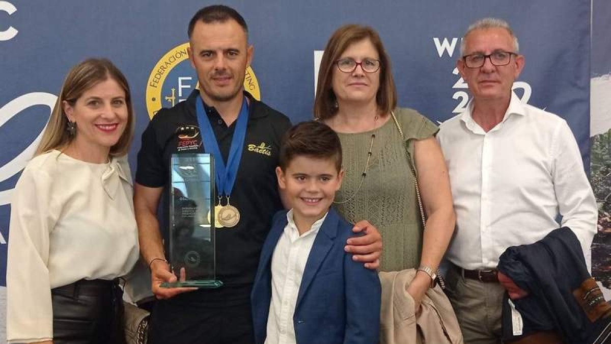 Rubén Santos Becerro con su trofeo y dos medallas mundialistas junto a su mujer, su hijo y sus padres. DL