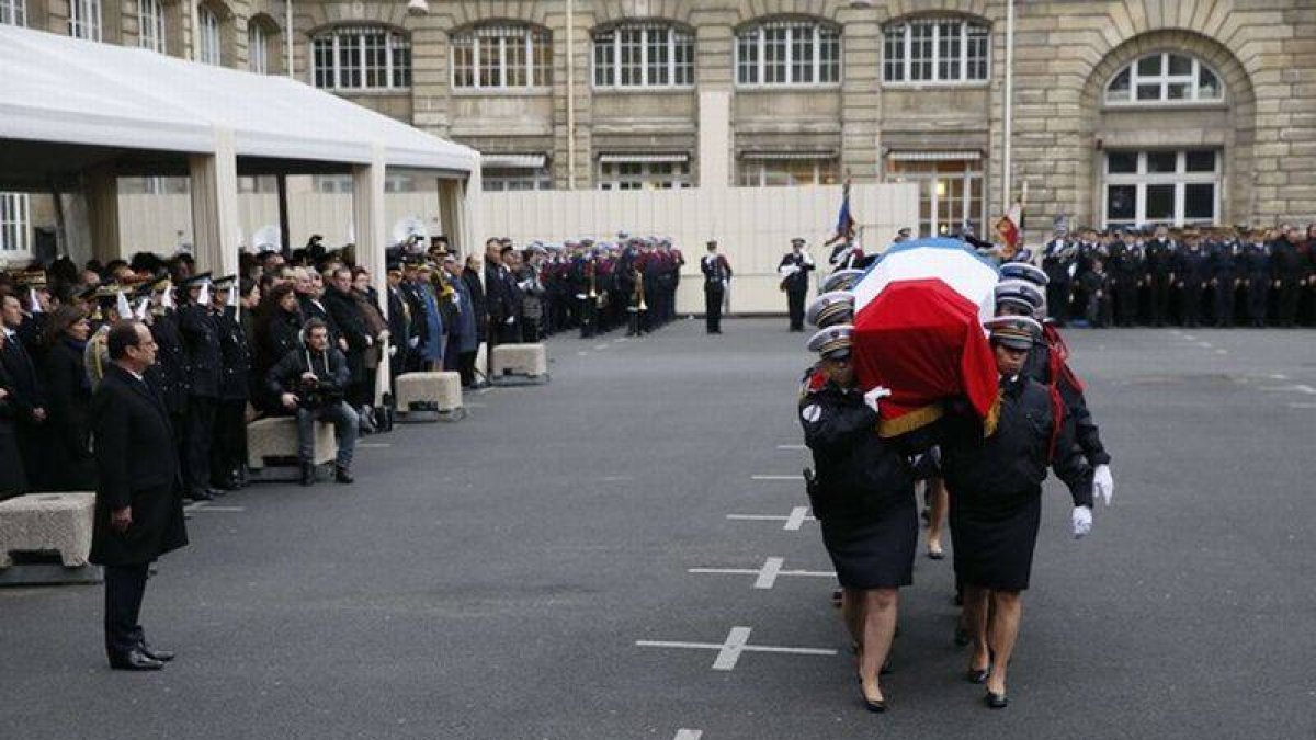 El presidente François Hollande en el homenaje a los tres policías muertos en los ataques yihadistas.