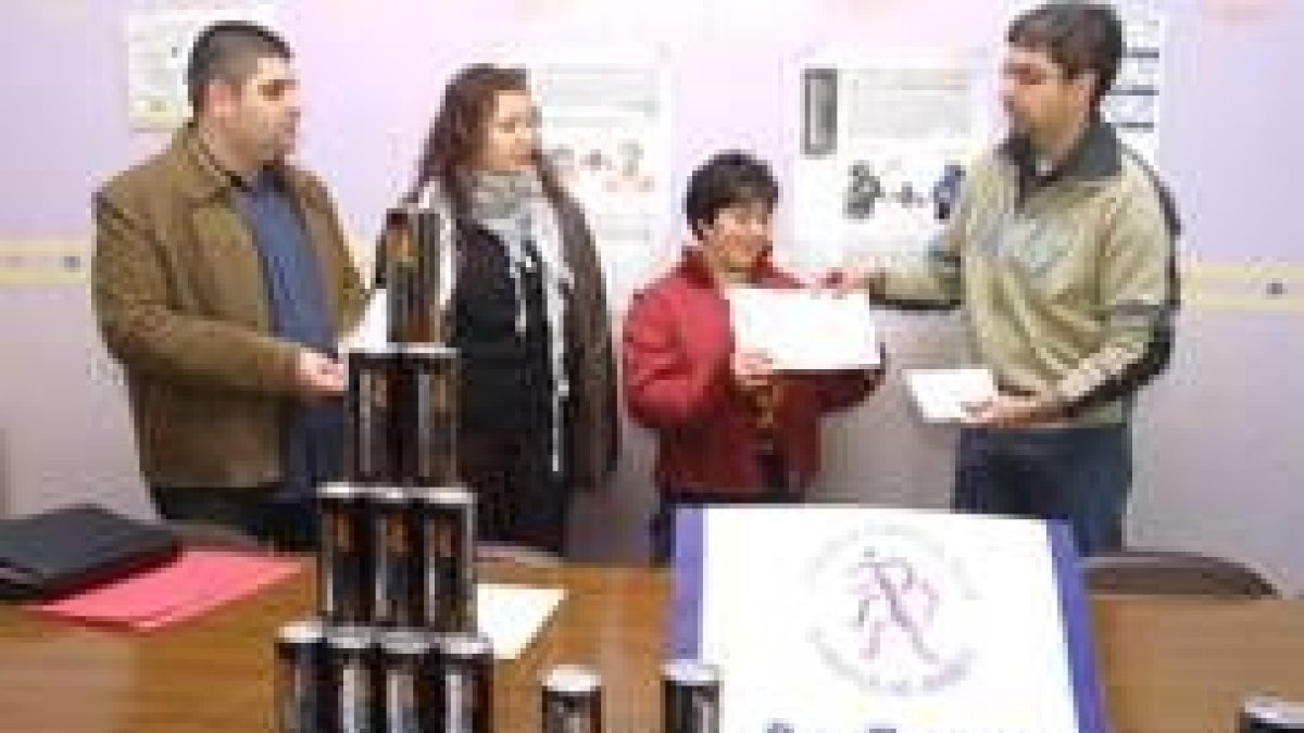 La ganadora del certamen de relatos cortos Cora Librán recogiendo en cheque valorado en 100 euros