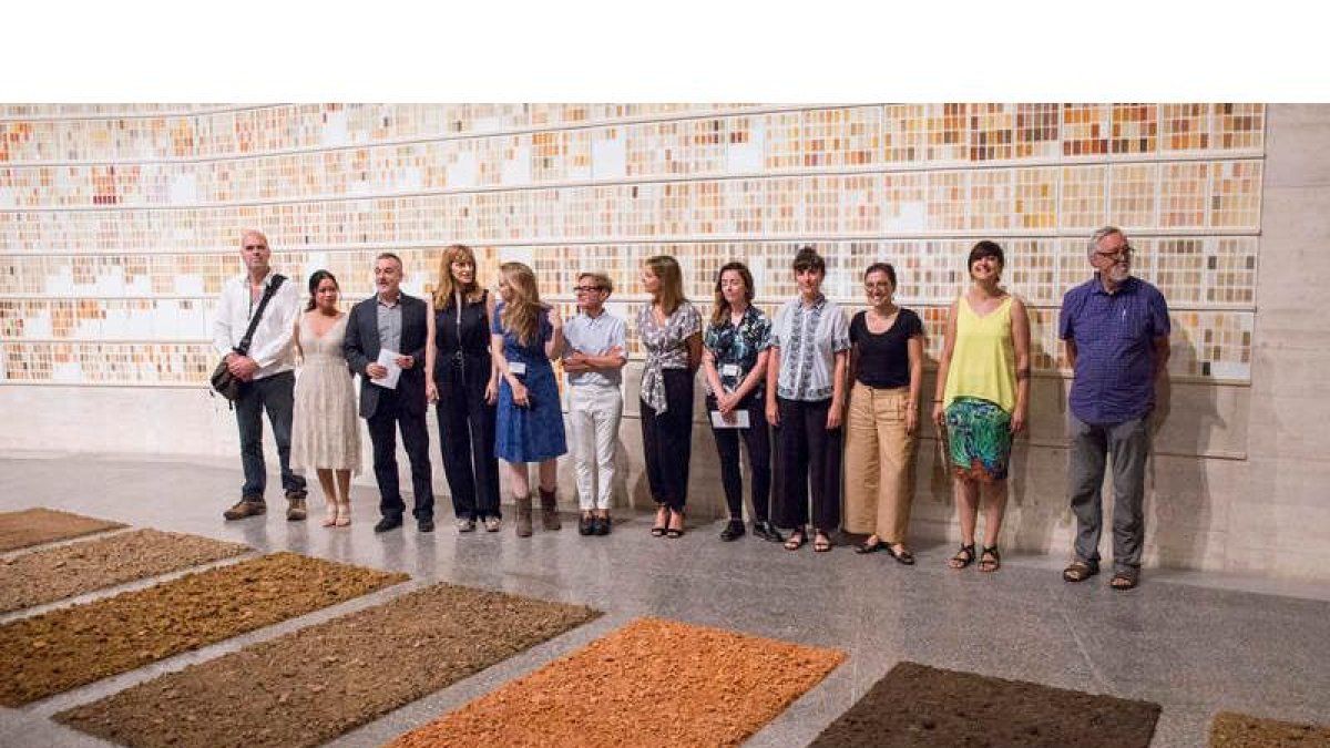 Comisarios, representantes y algunos artistas, frente a las muestras de tierras leonesas. O. PERANDONES