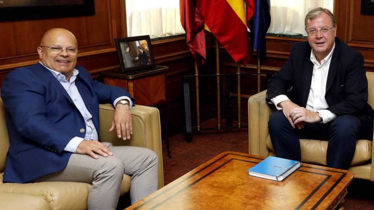 Sánchez Samartino y Silván se reunieron ayer por la mañana en el consistorio. MARCIANO PÉREZ