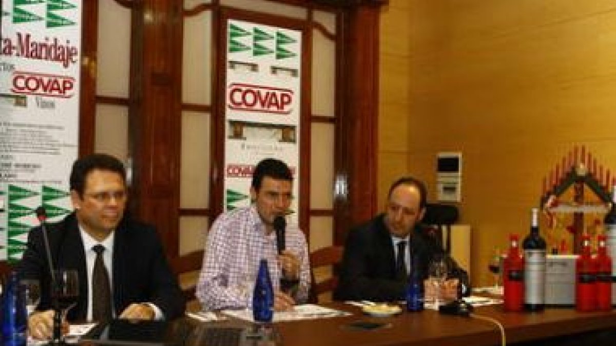 La cata contó con la degustación de varios productos como jamón, queso o lomo