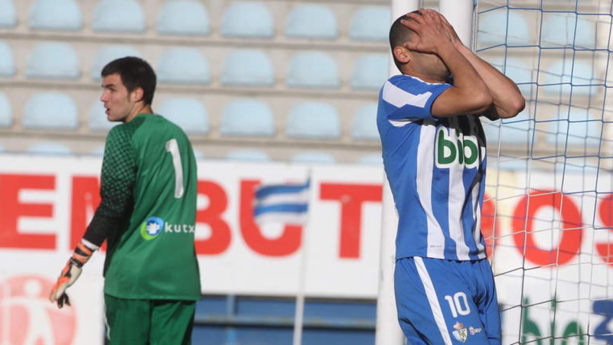 Yuri de Souza no tuvo ayer su tarde y fue sustituido por Javi Navarro. En la imagen el brasileño se lamenta de una de las pocas ocasiones de las que dispuso en los minutos que estuvo sobre el terreno de juego.
