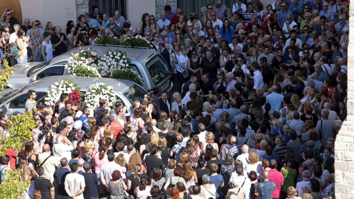 Muchos vecinos de Rubí acompañaron a la familia en el funeral que se ofició ayer en la localidad. EFE