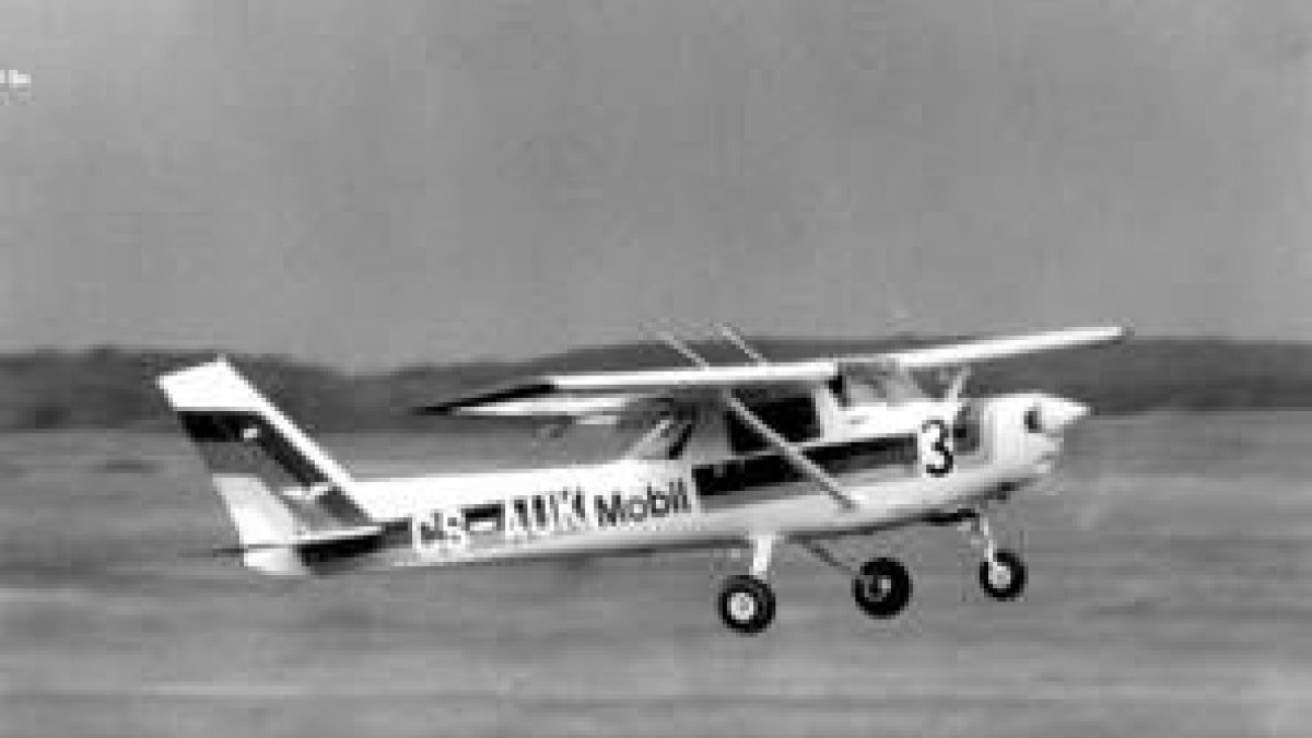 Imagen de archivo de una avioneta en una maniobra de despegue