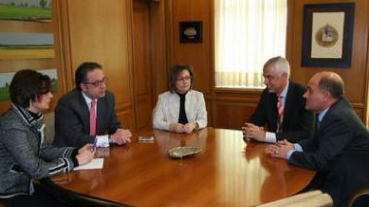 La reunión se celebró en el Ayuntamiento de León en la mañana de ayer.