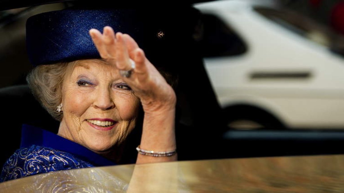 La reina holandesa, tras asistir a una exposición.