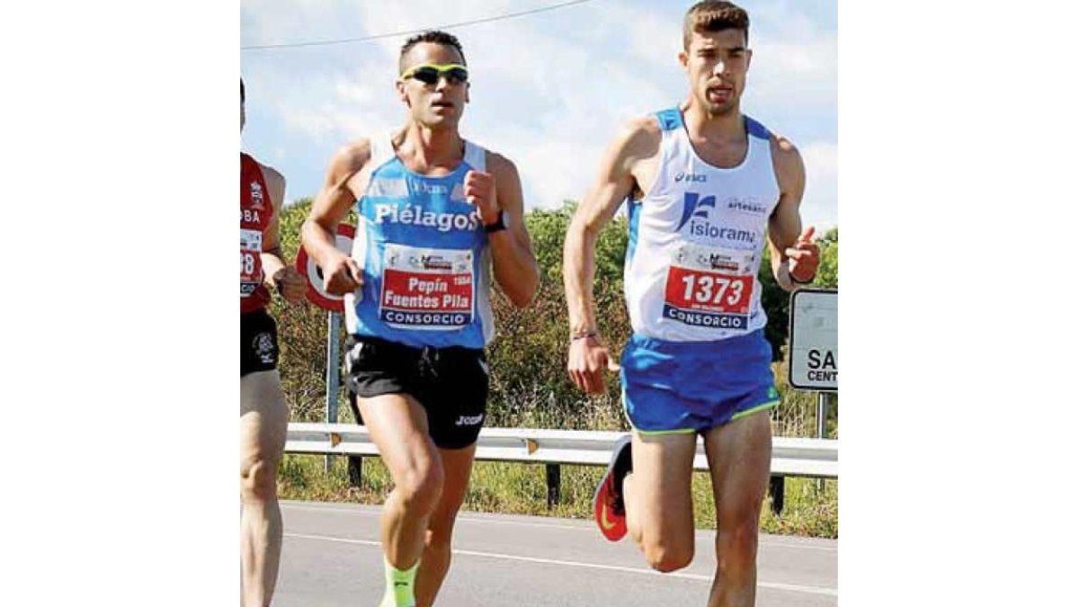 Eduardo Valcarce, a la derecha, en un momento de la carrera.