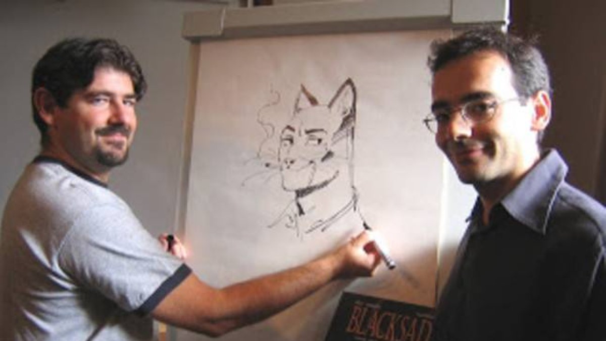 Juan Díaz Canales (derecha), con Juanjo Guarnido y la gran creación de ambos, Blacksad.